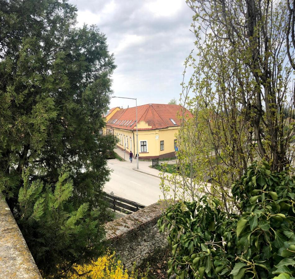 Varalja Vendeghaz Tata Exteriér fotografie
