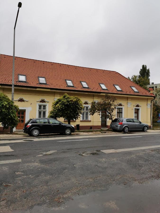 Varalja Vendeghaz Tata Exteriér fotografie