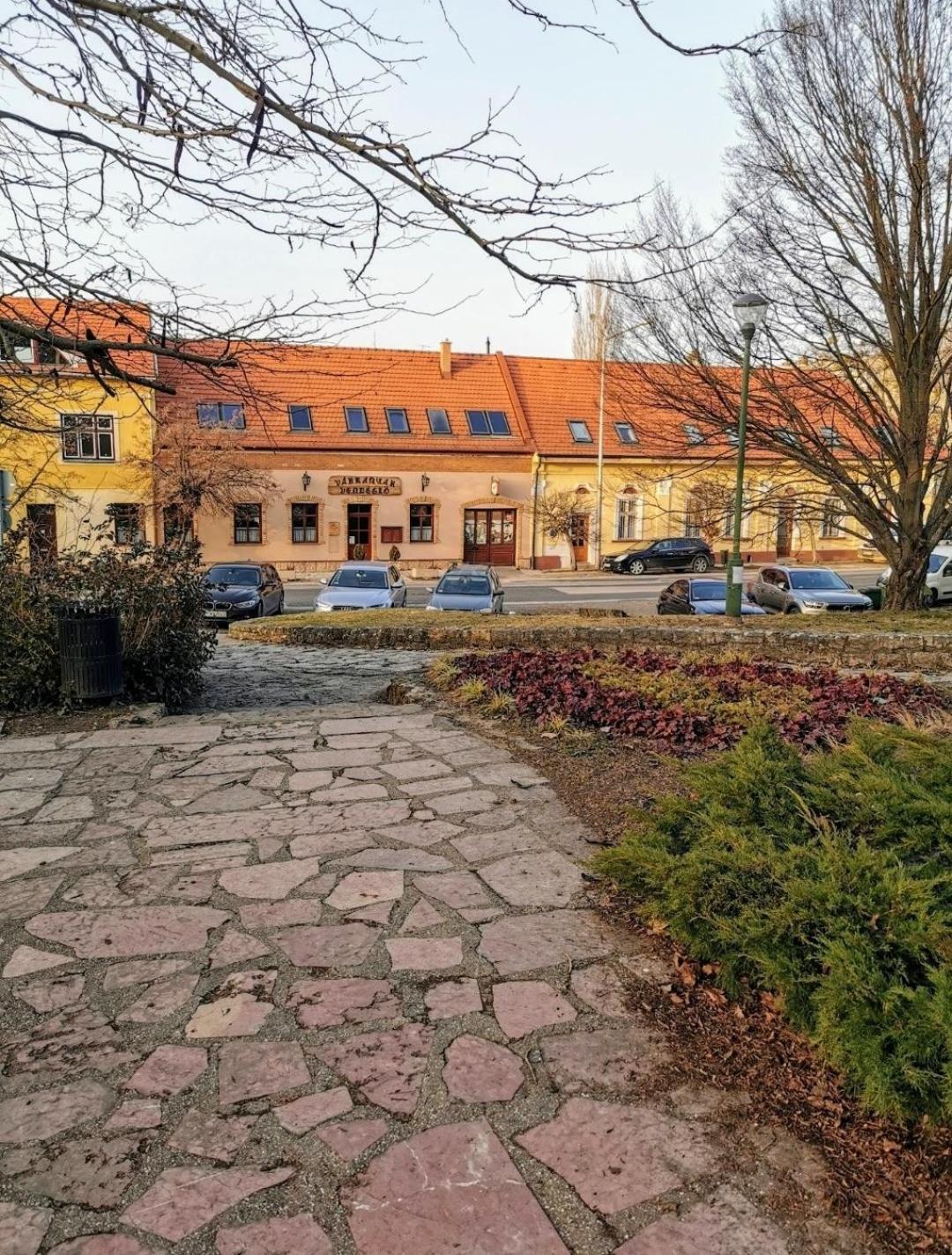 Varalja Vendeghaz Tata Exteriér fotografie