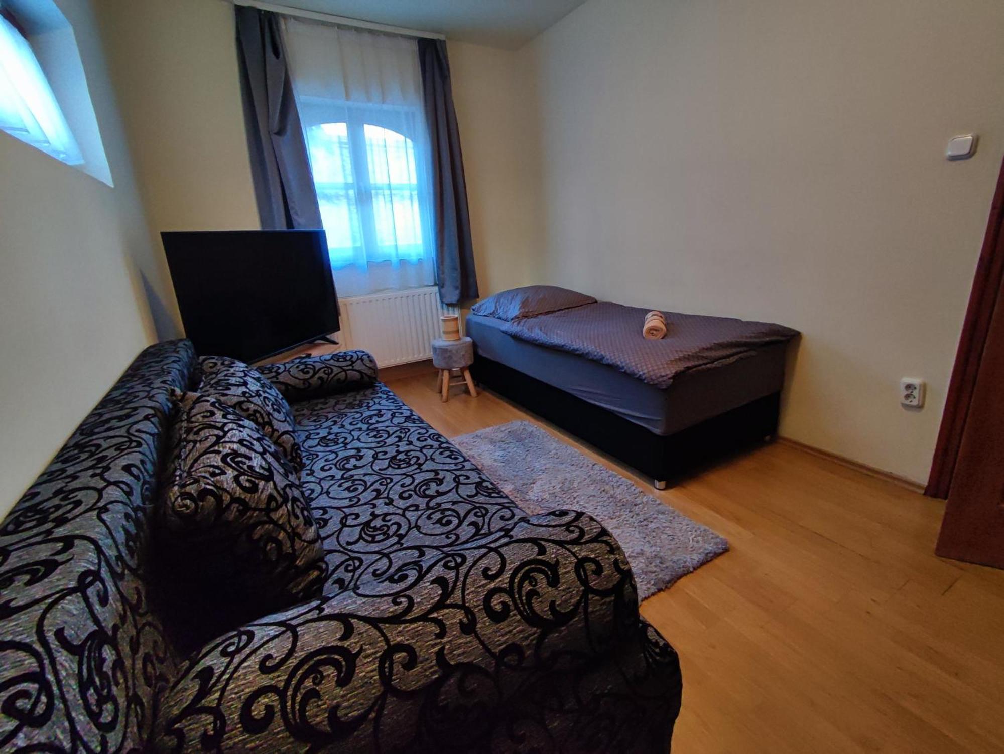 Varalja Vendeghaz Tata Exteriér fotografie