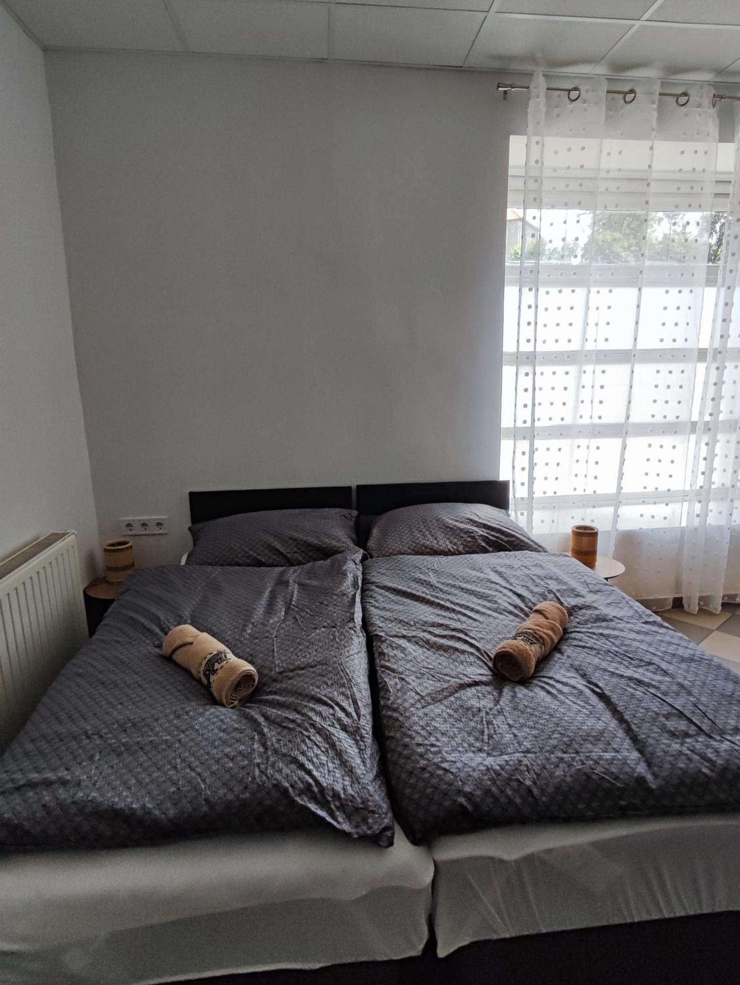 Varalja Vendeghaz Tata Exteriér fotografie