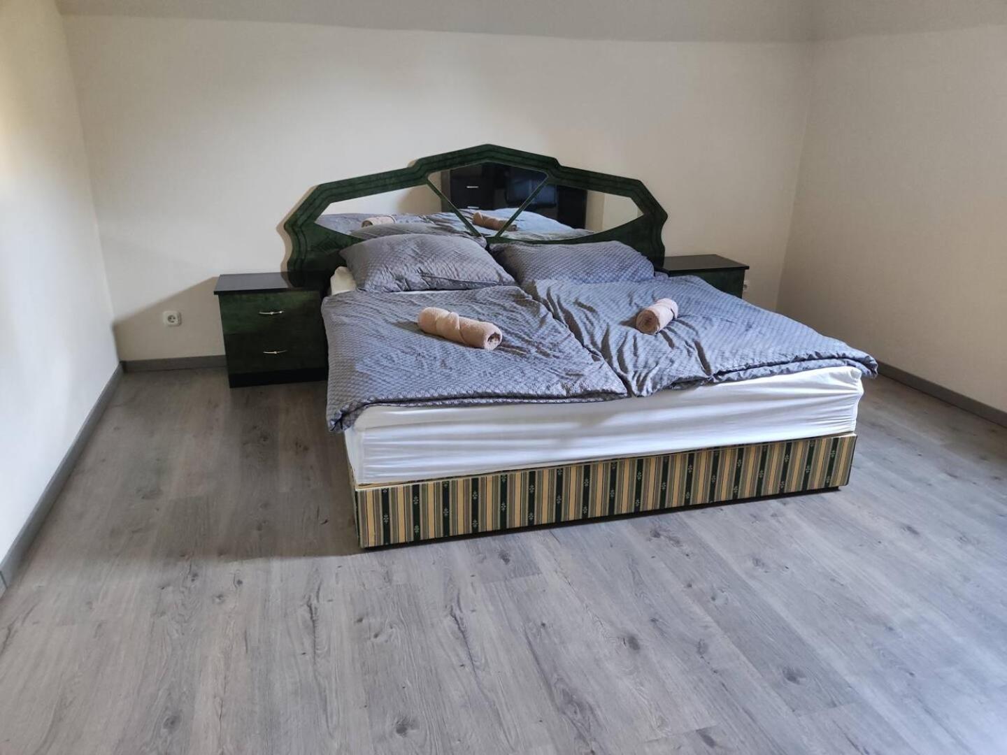 Varalja Vendeghaz Tata Exteriér fotografie