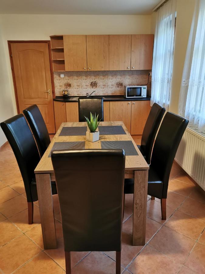 Varalja Vendeghaz Tata Exteriér fotografie