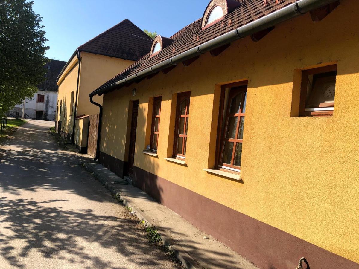 Varalja Vendeghaz Tata Exteriér fotografie