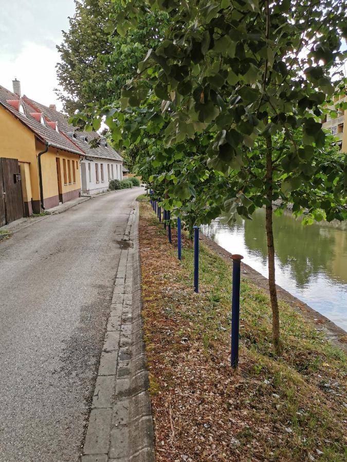 Varalja Vendeghaz Tata Exteriér fotografie