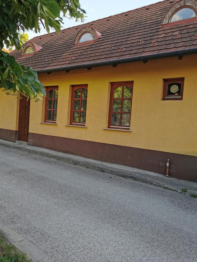 Varalja Vendeghaz Tata Exteriér fotografie