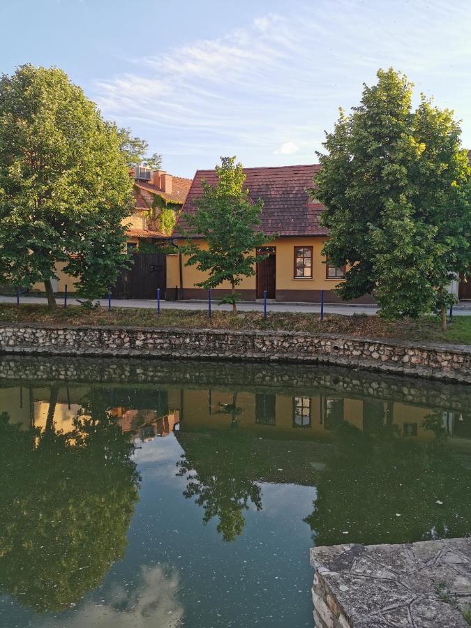 Varalja Vendeghaz Tata Exteriér fotografie